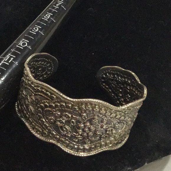 STERLING SILVER STAMPED 925 SCALLOPED EDGE CUFF. - Picture 9 of 9